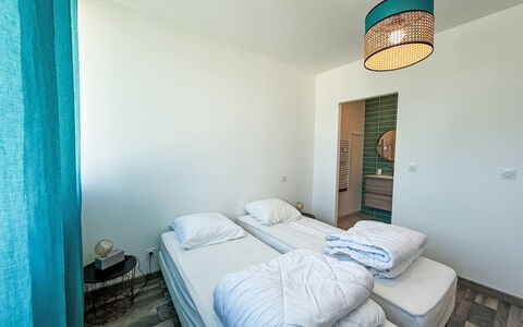 Sombreuil: Møbel, Etage, Soveværelse, Gulvbelægning, Træ, Seng, Indretning, Textile, Sengetøj, Loft