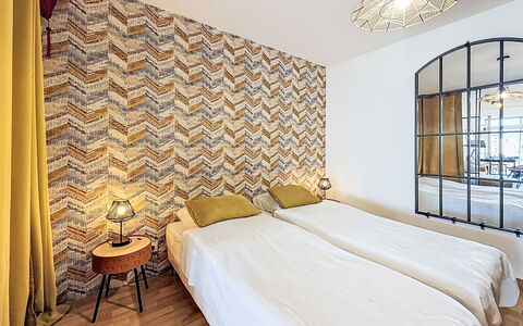 Sombreuil: Indretning, Væg, Gulvbelægning, Etage, Soveværelse, Textile, Loft, Sengetøj, Møbel, Seng
