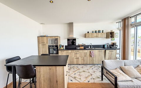 Sombreuil: Møbel, Køkken, Indretning, Gulvbelægning, Træ, Countertop, Etage, Cabinetry, Køkken Apparat, Loft