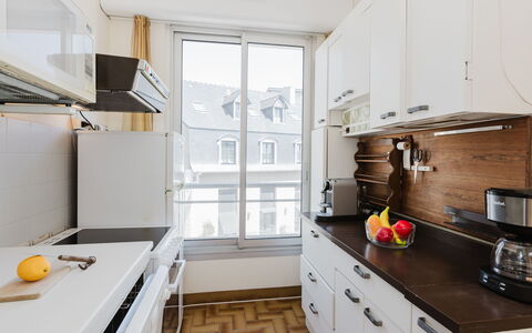 Le Clémenceau: Køkken, Køkken Apparat, Countertop, Cabinetry, Større Bandage, Indretning, Gulvbelægning, Træ, Husholdningsapparat, Møbel