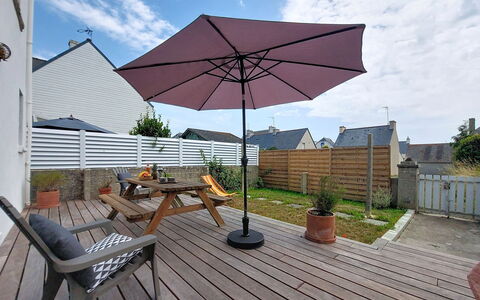 Le Guilvinec: Møbel, Udendørs Møbler, Stol, Have, Bejdse, Lawn, Hårdttræ, Skygge, Backyard