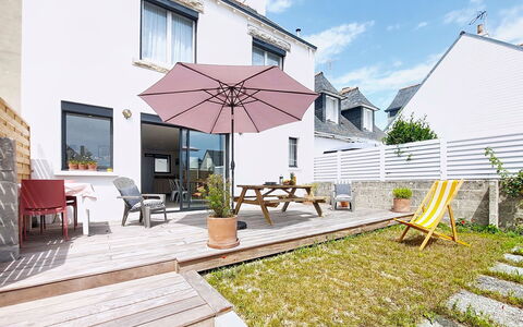 Le Guilvinec: Møbel, Udendørs Møbler, Stol, Have, Bejdse, Lawn, Hårdttræ, Skygge, Backyard
