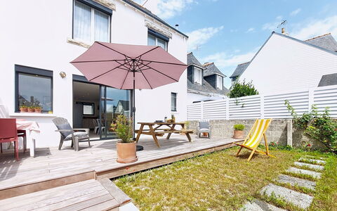 Le Guilvinec: Møbel, Udendørs Møbler, Stol, Have, Bejdse, Lawn, Hårdttræ, Skygge, Backyard