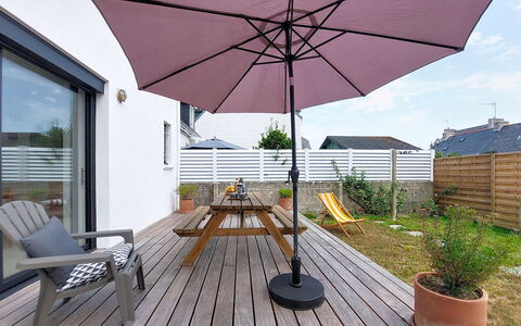 Le Guilvinec: Møbel, Udendørs Møbler, Stol, Have, Bejdse, Lawn, Hårdttræ, Skygge, Backyard