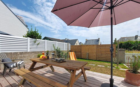 Le Guilvinec: Møbel, Udendørs Møbler, Stol, Have, Bejdse, Lawn, Hårdttræ, Skygge, Backyard