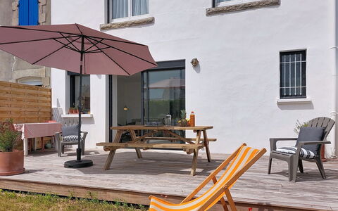 Le Guilvinec: Møbel, Udendørs Møbler, Stol, Have, Bejdse, Lawn, Hårdttræ, Skygge, Backyard