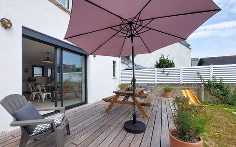 Le Guilvinec: Møbel, Udendørs Møbler, Stol, Have, Bejdse, Lawn, Hårdttræ, Skygge, Backyard