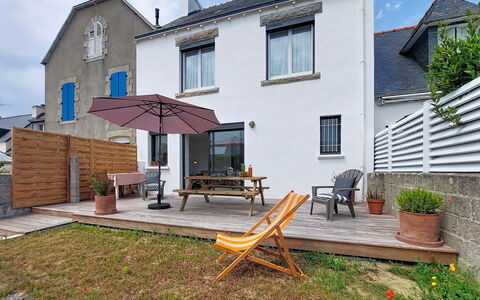 Le Guilvinec: Møbel, Udendørs Møbler, Stol, Have, Bejdse, Lawn, Hårdttræ, Skygge, Backyard