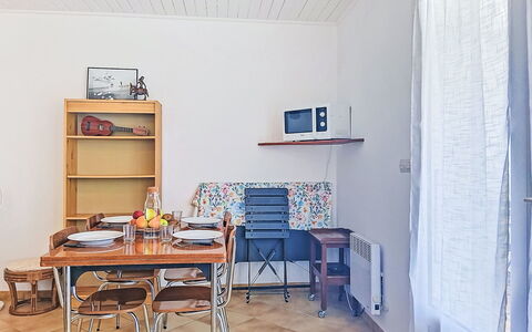 Le Canot: Møbel, Udendørs Møbler, Stol, Have, Bejdse, Lawn, Hårdttræ, Skygge, Backyard