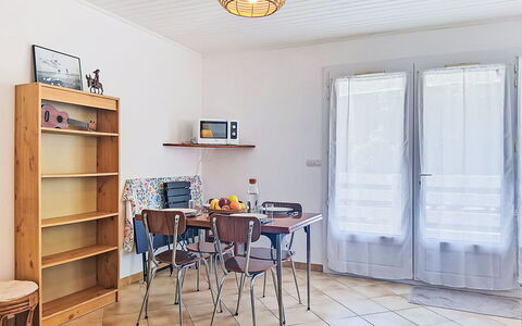Le Canot: Møbel, Udendørs Møbler, Stol, Have, Bejdse, Lawn, Hårdttræ, Skygge, Backyard