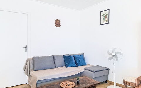 Le Canot: Møbel, Udendørs Møbler, Stol, Have, Bejdse, Lawn, Hårdttræ, Skygge, Backyard