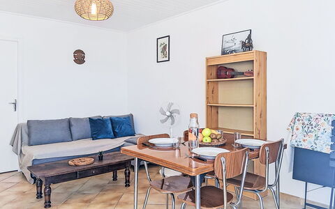 Le Canot: Møbel, Udendørs Møbler, Stol, Have, Bejdse, Lawn, Hårdttræ, Skygge, Backyard