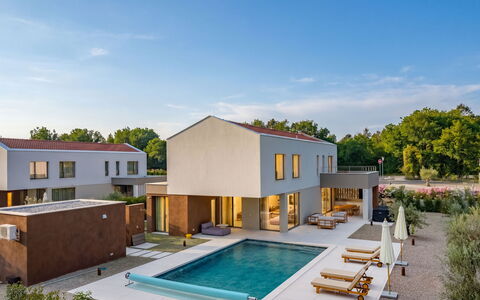 Ruma: Svømmepøl, Boligområde, Hjem, Estate, Udvej, Villa, Landscaping, Eco Hotel, Hacienda, Gårdsplads