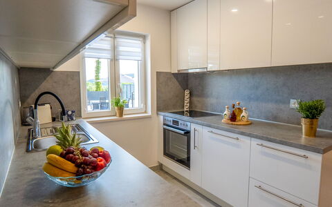 Lili: Countertop, Køkken, Køkken Apparat, Indretning, Større Bandage, Gulvbelægning, Cabinetry, Husholdningsapparat, Møbel, Træ