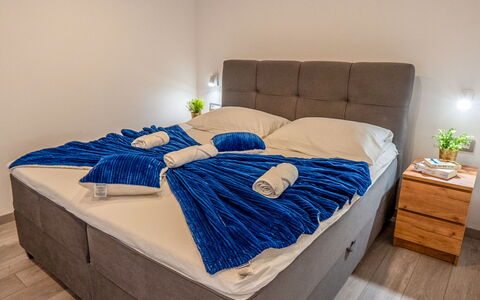 Lili: Møbel, Soveværelse, Gulvbelægning, Seng, Etage, Indretning, Sengetøj, Værelse, Bed Frame, Sengetøj