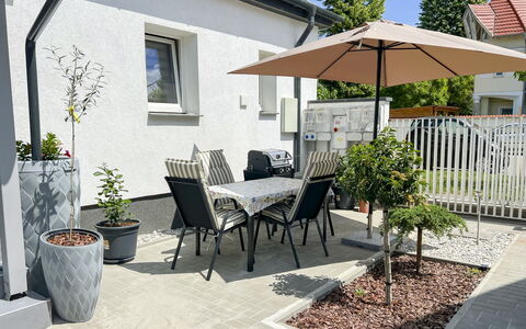 Siofok 46: Møbel, Udendørs Møbler, Stol, Have, Bejdse, Lawn, Hårdttræ, Skygge, Backyard