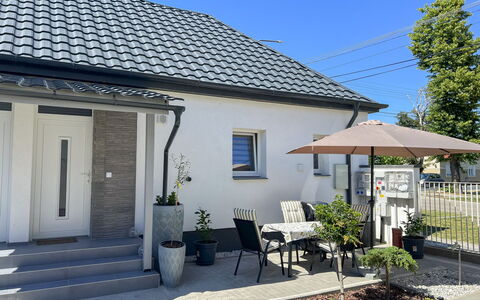 Siofok 46: Møbel, Udendørs Møbler, Stol, Have, Bejdse, Lawn, Hårdttræ, Skygge, Backyard