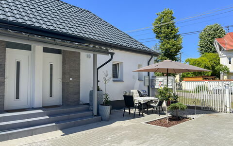 Siofok 46: Møbel, Udendørs Møbler, Stol, Have, Bejdse, Lawn, Hårdttræ, Skygge, Backyard