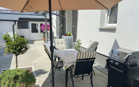 Siofok 46: Møbel, Udendørs Møbler, Stol, Have, Bejdse, Lawn, Hårdttræ, Skygge, Backyard
