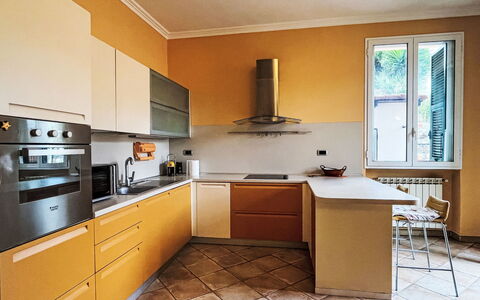 Daisy: Køkken, Countertop, Indretning, Køkken Apparat, Gulvbelægning, Større Bandage, Cabinetry, Træ, Etage, Møbel