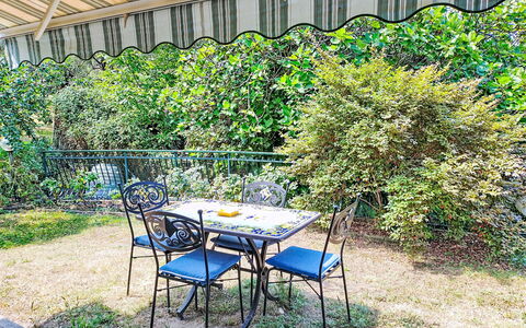 La Casa di Menny: Møbel, Udendørs Møbler, Stol, Have, Bejdse, Lawn, Hårdttræ, Skygge, Backyard