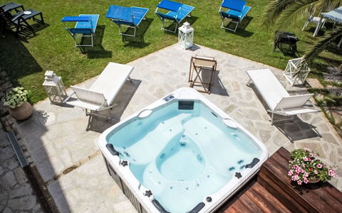 La Casa di Menny: Møbel, Udendørs Møbler, Stol, Have, Bejdse, Lawn, Hårdttræ, Skygge, Backyard