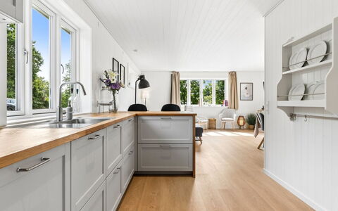 Antonie - 4.2Km from the Sea: Gulvbelægning, Træ, Køkken, Countertop, Cabinetry, Etage, Trægulve, Indretning, Møbel, Hjem