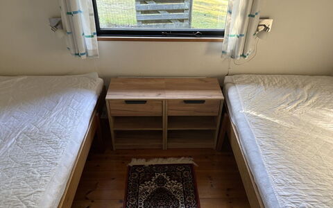 Siggi - 400M from the Sea: Træ, Etage, Gulvbelægning, Møbel, Bejdse, Hårdttræ, Seng, Soveværelse, Bed Frame, Tømmer