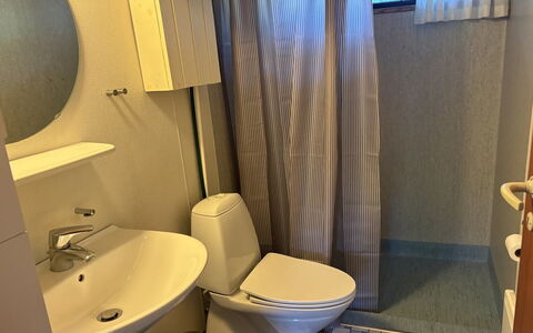 Siggi - 400M from the Sea: Indretning, Etage, Sanitærarmatur, Gulvbelægning, Toiletbræt, Værelse, Gardin, Toilet, Badeværelse, Vvs