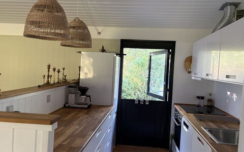 Siggi - 400M from the Sea: Møbel, Countertop, Gulvbelægning, Køkken, Indretning, Træ, Cabinetry, Etage, Køkken Apparat, Loft