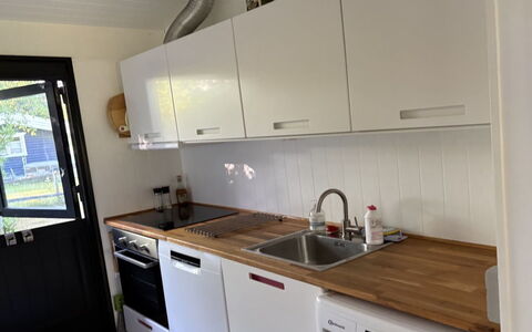 Siggi - 400M from the Sea: Køkken, Køkken Apparat, Countertop, Gulvbelægning, Større Bandage, Træ, Indretning, Køkkenvask, Cabinetry, Møbel