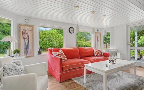 Birge - 600M from the Sea: Møbel, Indretning, Gulvbelægning, Couch, Etage, Træ, Loft, Stue, Værelse, Bord