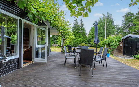 Birge - 600M from the Sea: Træ, Trægulve, Veranda, Hårdttræ, Dæk, Møbel, Planke, Udendørs Møbler, Skygge, Bejdse