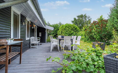 Birge - 600M from the Sea: Hjem, Hus, Busk, Møbel, Tag, Veranda, Boligområde, Sommerhus, Land Lot
