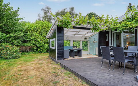 Birge - 600M from the Sea: Skygge, Have, Bunddække, Dæk, Udendørs Struktur, Veranda, Garden Bygninger, Gård, Landscaping, Pergola