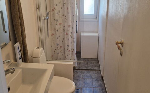 Birge - 600M from the Sea: Toiletbræt, Sanitærarmatur, Væg, Badeværelse, Toilet, Etage, Badeværelsesvask, Gulvbelægning, Håndvask, Vvs