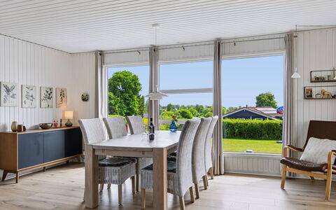 Snioulf - 800M from the Sea: Møbel, Indretning, Gulvbelægning, Træ, Etage, Loft, Køkken & Spisebord, Spisestue, Stol, Bord