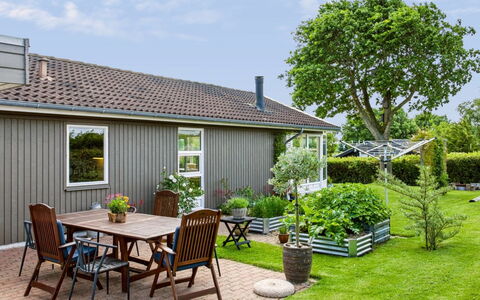 Snioulf - 800M from the Sea: Græs, Have, Busk, Hus, Sommerhus, Hjem, Tag, Backyard, Land Lot