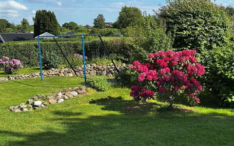 Snioulf - 800M from the Sea: Busk, Have, Lawn, Lyserød, Bunddække, Forår, Vedplante, Landscaping