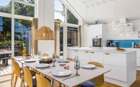 Andriette - 50M from the Sea: Møbel, Køkken, Indretning, Countertop, Gulvbelægning, Træ, Loft, Stol, Køkken & Spisebord, Etage