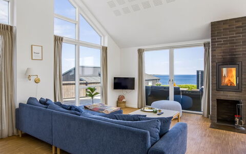 Andriette - 50M from the Sea: Møbel, Couch, Gulvbelægning, Indretning, Etage, Hjem, Stue, Loft, Hav