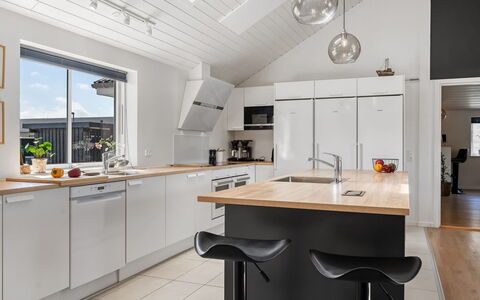 Ija - 1.3Km from the Sea: Countertop, Køkken, Gulvbelægning, Indretning, Møbel, Træ, Loft, Cabinetry, Etage, Lysarmatur