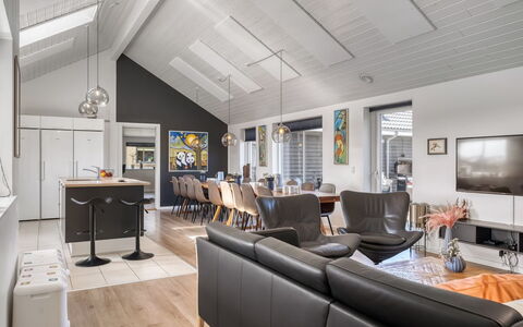 Ija - 1.3Km from the Sea: Træ, Loft, Indretning, Couch, Gulvbelægning, Møbel, Hjem, Stue, Etage