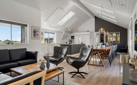 Ija - 1.3Km from the Sea: Indretning, Gulvbelægning, Loft, Træ, Etage, Møbel, Stue, Couch, Trægulve, Belysning