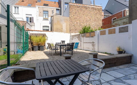 Villa Stil Genot with Terrace: Blomsterkrukke, Udendørs Møbler, Stol, Stueplante, Udendørs Bord, Gårdsplads, Altan, Gårdhave, Flise, Flise