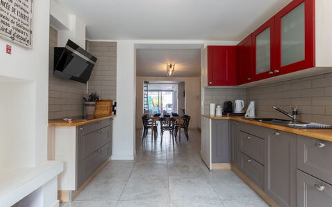 Villa Stil Genot with Terrace: Køkken, Countertop, Gulvbelægning, Indretning, Møbel, Væg, Cabinetry, Træ, Etage, Køkken Apparat