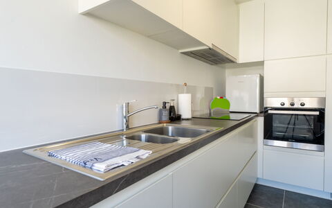 Centrally Located The Corner: Køkken, Countertop, Køkken Apparat, Indretning, Gulvbelægning, Større Bandage, Cabinetry, Træ, Køkkenvask, Etage