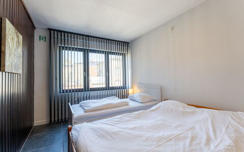Centrally Located The Corner: Soveværelse, Loft, Indretning, Etage, Seng, Gulvbelægning, Bed Frame, Værelse, Sengetøj, Sengetøj