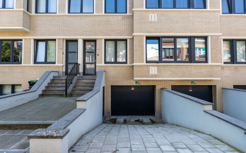 Centrally Located The Corner: Væg, Lejlighed, Facade, Arkitektur, Boligområde, Kompositmateriale, Ejerlejlighed, Hjem, Urban Design, Altan