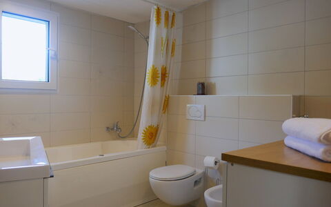 Cá Pórt Róss: Badeværelse, Sanitærarmatur, Gulvbelægning, Etage, Indretning, Væg, Badeværelsesvask, Håndvask, Badekar, Tap